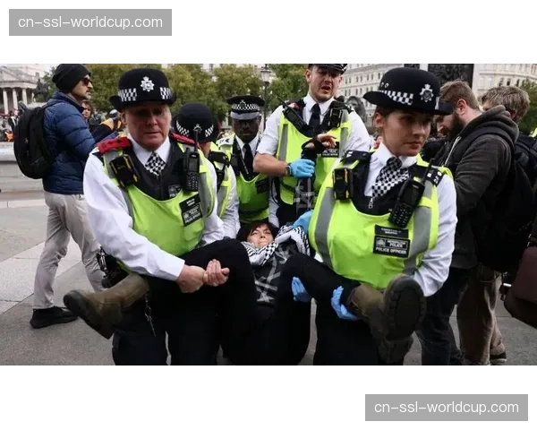 英国警方逮捕四名涉嫌在网络非法分销英超比赛的犯罪嫌疑人 英国警方逮捕四名涉嫌在网络非法分销英超比赛的犯罪嫌疑人