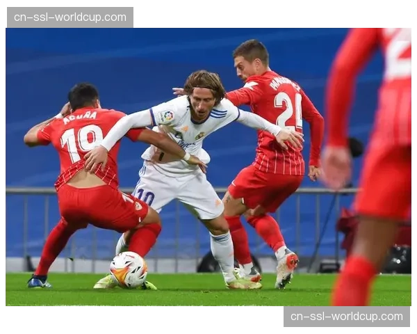 马德里举办足球战术展览,展出多位名帅手绘战术板原稿