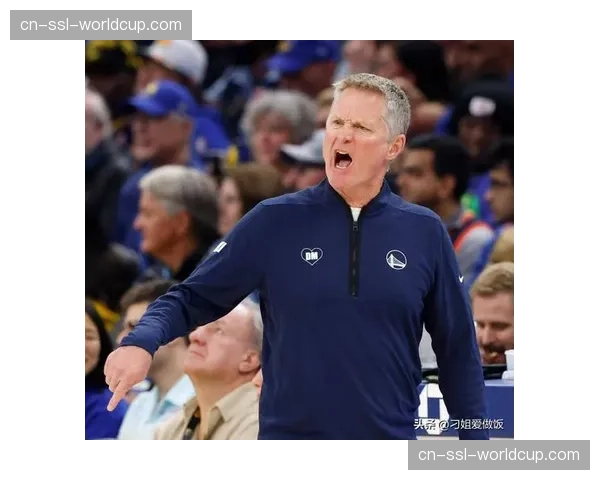 镜头记录:里夫斯与拉塞尔场上激烈交流,疑似讨论防守落位问题 镜头记录:里夫斯与拉塞尔场上激烈交流,疑似讨论防守落位问题