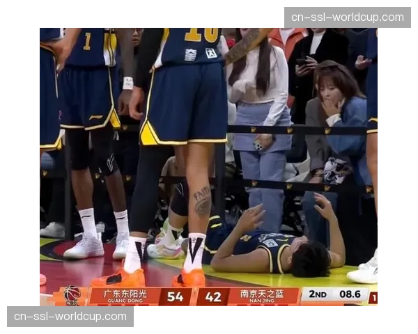 弗格与徐杰上演精彩对位,两人本节已相互造成对方一次犯规 弗格与徐杰上演精彩对位,两人本节已相互造成对方一次犯规