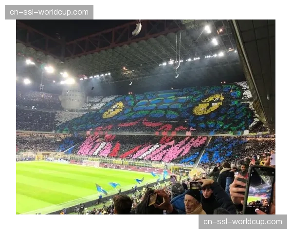 特写：巴黎王子公园球场南看台巨型TIFO致敬即将离队传奇